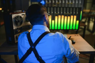 Bir polis memuru telefon konuşmasını bir teybe kaydediyor. gizli ajan.