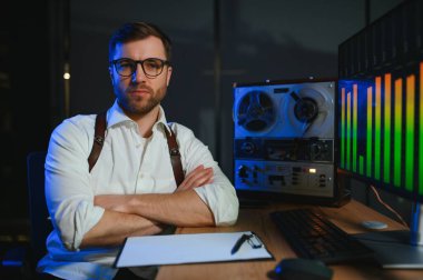 Bir polis memuru telefon konuşmasını bir teybe kaydediyor. gizli ajan.