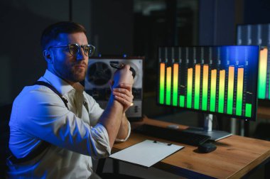 Gizli ajan kayıt cihazını dinliyormuş. Memur kulaklıkla dinleme yapıyor. Muhabbet casusluğu. İstihbarat toplama. Casusluk konsepti.