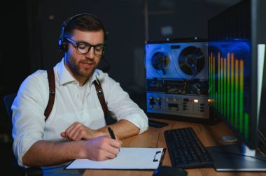 Bir polis memuru telefon konuşmasını bir teybe kaydediyor. gizli ajan.