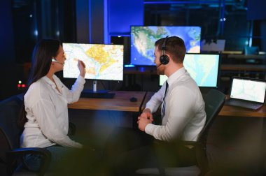 Nakliye için destek merkezleri gönderiliyor. Kargo teslimatının lojistik ve navigasyonu.