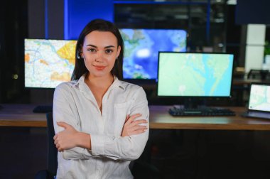 Ofiste bir bilgisayarda çalışma başarılı hareket memuru fotoğrafı.