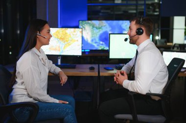 Çeşitli çağrı merkezi operatörleri ofiste bilgisayar danışmanlığı yapan müşteriler kullanıyor.