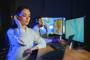 Nakliye için destek merkezleri gönderiliyor. Kargo teslimatının lojistik ve navigasyonu.