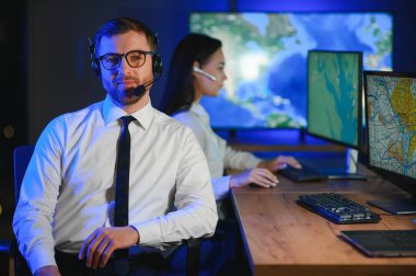 Erkek Veri Bilimcisi Kişisel Bilgisayar Kontrol ve İzleme Odası 'nda çalışıyor. Şehir Caddelerinde Yürüyen İnsanların Haritası.