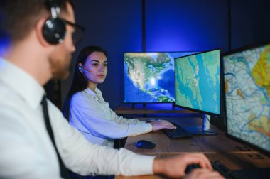 Nakliye için destek merkezleri gönderiliyor. Kargo teslimatının lojistik ve navigasyonu.