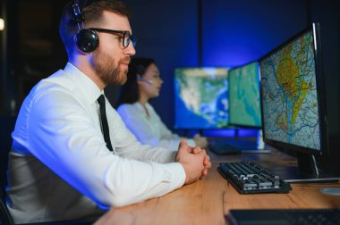 Ofiste bir bilgisayarda çalışma başarılı hareket memuru fotoğrafı.