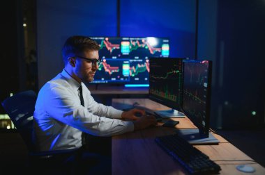 Finansal Analistler ve Günlük Tüccarlar Çoklu Monitörlü Bilgisayarlar Üzerinde Çalışıyor.