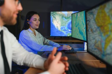 Çeşitli çağrı merkezi operatörleri ofiste bilgisayar danışmanlığı yapan müşteriler kullanıyor.