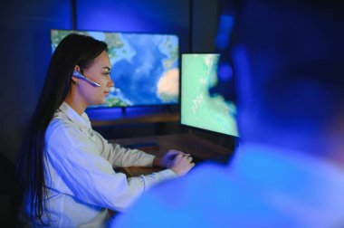 Ofiste bir bilgisayarda çalışma başarılı hareket memuru fotoğrafı.