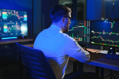 Finansal Analistler ve Günlük Tüccarlar Çoklu Monitörlü Bilgisayarlar Üzerinde Çalışıyor.