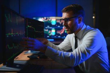 Finansal Analistler ve Günlük Tüccarlar Çoklu Monitörlü Bilgisayarlar Üzerinde Çalışıyor.