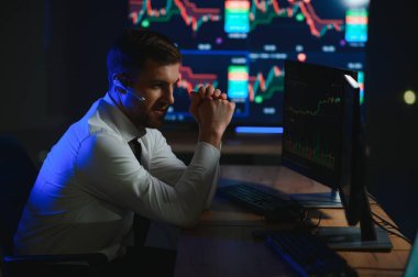 Finansal Analistler ve Günlük Tüccarlar Çoklu Monitörlü Bilgisayarlar Üzerinde Çalışıyor.