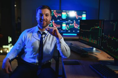 Finansal Analistler ve Günlük Tüccarlar Çoklu Monitörlü Bilgisayarlar Üzerinde Çalışıyor.