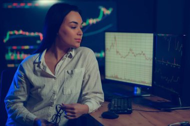 Kripto döviz piyasalarında çalışan borsa simsarları ve engelleme teknolojisi.