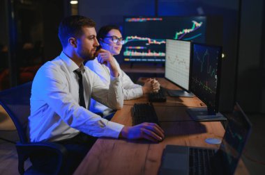 Takım of borsacılarla göstermek perde ile karanlık bir ofiste bir konuşma olması.