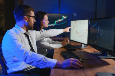 Takım of borsacılarla göstermek perde ile karanlık bir ofiste bir konuşma olması.