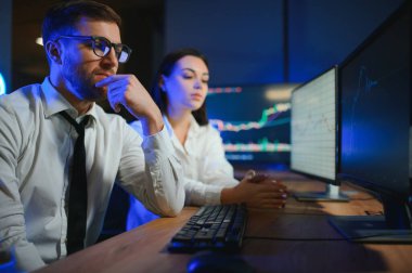 İşletme takımı yatırımı bilgisayarla çalışıyor, borsa işlemlerini planlıyor ve analiz ediyor..