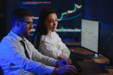 Mali Analizci, İşteki Gece Yatırım Bankeriyle Konuşuyor.