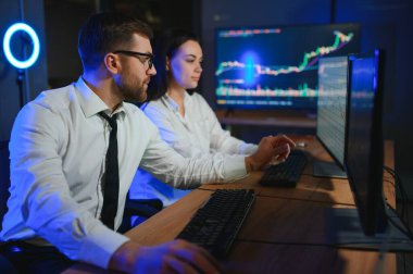 Bilgisayar monitöründe çalışan ve ticaret bürolarında internette gezinen işlemci takımı..