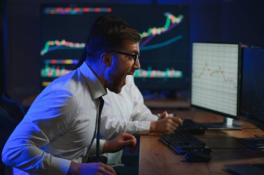 Bilgisayar monitöründe çalışan ve ticaret bürolarında internette gezinen işlemci takımı..