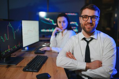 Takım of borsacılarla göstermek perde ile karanlık bir ofiste bir konuşma olması.