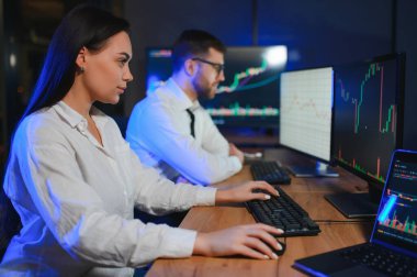 Bilgisayar monitöründe çalışan ve ticaret bürolarında internette gezinen işlemci takımı..