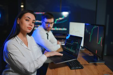 Takım of borsacılarla göstermek perde ile karanlık bir ofiste bir konuşma olması.