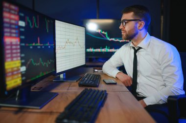 Mali Analizci. İşadamı Yatırım Bankası Şehir Merkezi Ofisinde Gece Çalışıyor.