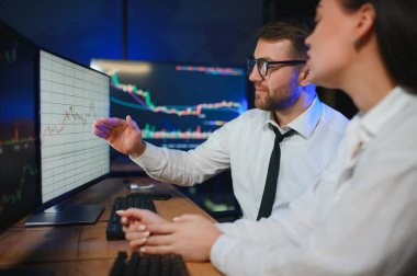 Bilgisayar monitöründe çalışan ve ticaret bürolarında internette gezinen işlemci takımı..