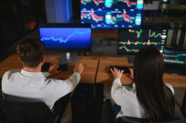 Bilgisayar monitöründe çalışan ve ticaret bürolarında internette gezinen işlemci takımı..