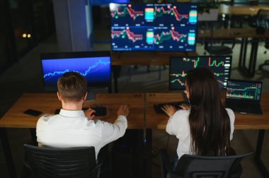 Bilgisayar monitöründe çalışan ve ticaret bürolarında internette gezinen işlemci takımı..