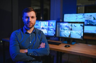 Güvenlik operatörü gece ofisindeki güvenlik kameralarını kontrol ediyor. Modern güvenlik sistemi ve sosyal güvenlik kavramı.