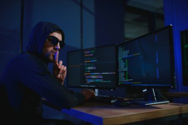 Programcı ya da bilgisayar korsanı daktilo kodu.