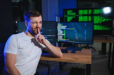 Yazım kodu, gelecek ve veri analizi için teknolojiye sahip bilişim teknisyeni..