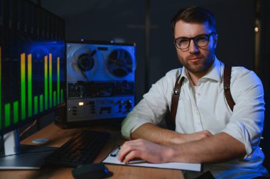 Gizli ajan kayıt cihazını dinliyormuş. Memur kulaklıkla dinleme yapıyor. Muhabbet casusluğu. İstihbarat toplama. Casusluk konsepti.