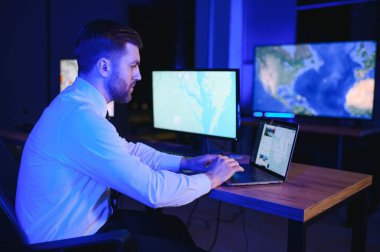 Ofiste bir bilgisayarda çalışma başarılı hareket memuru fotoğrafı.