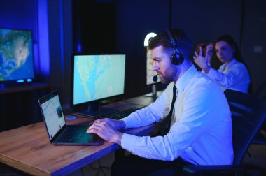 Nakliye için destek merkezleri gönderiliyor. Kargo teslimatının lojistik ve navigasyonu.