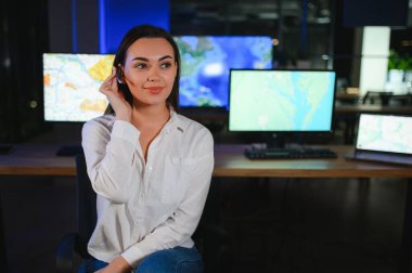 Ofiste bir bilgisayarda çalışma başarılı hareket memuru fotoğrafı.