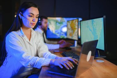 Ofiste bir bilgisayarda çalışma başarılı hareket memuru fotoğrafı.