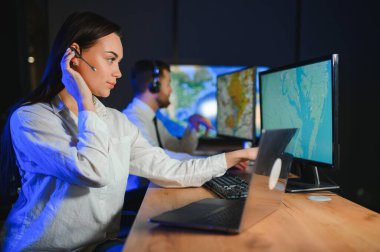 Nakliye için destek merkezleri gönderiliyor. Kargo teslimatının lojistik ve navigasyonu.