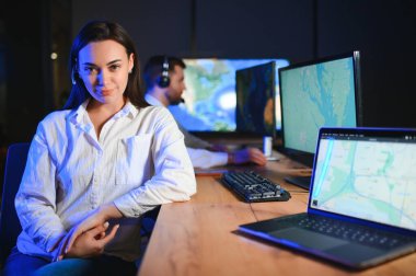 Tamirat merkezi. Seyrüsefer kontrol panosunda otururken kulaklıkla çalışan neşeli kadın ve erkek portresi.