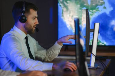 Polis telsizi, iletişim kulaklığı ve güvenlikle konuşan, konuşan ve görüşen bir adam..