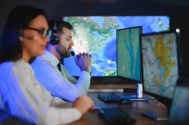 Çeşitli çağrı merkezi operatörleri ofiste bilgisayar danışmanlığı yapan müşteriler kullanıyor.