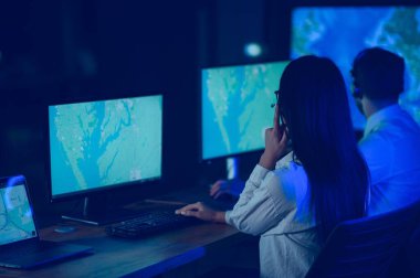 Çeşitli çağrı merkezi operatörleri ofiste bilgisayar danışmanlığı yapan müşteriler kullanıyor.