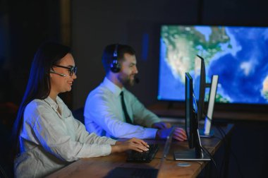 Çeşitli çağrı merkezi operatörleri ofiste bilgisayar danışmanlığı yapan müşteriler kullanıyor.