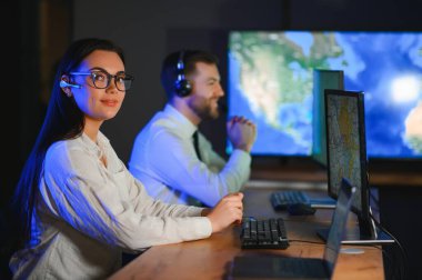 Ofiste bir bilgisayarda çalışma başarılı hareket memuru fotoğrafı.