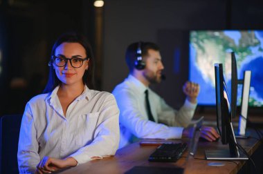 Ofiste bir bilgisayarda çalışma başarılı hareket memuru fotoğrafı.