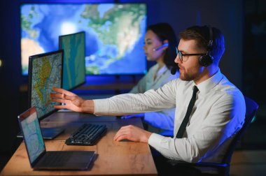 Nakliye için destek merkezleri gönderiliyor. Kargo teslimatının lojistik ve navigasyonu.