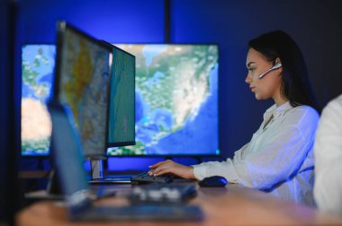 Nakliye için destek merkezleri gönderiliyor. Kargo teslimatının lojistik ve navigasyonu.